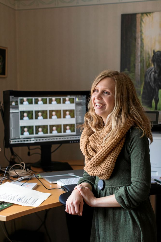 Vid datorn lägger Maria mycket tid på den sista touchen för att få fram sagoskimret på bilderna. Som tur fungerar äntligen fiberuppkopplingen.