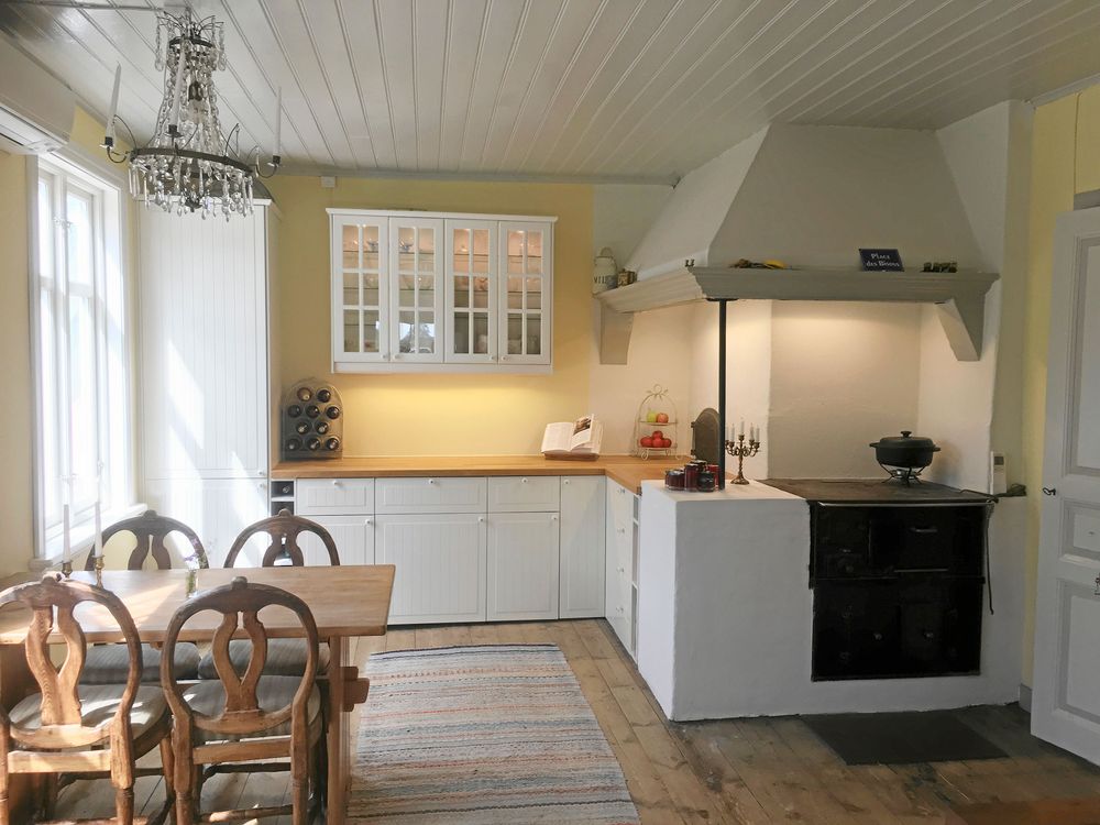 ”Köket är det som jag är mest stolt över av allt vi hittills renoverat inomhus”, säger Lovisa. Längst in i hörnet syns luckan till bakugnen som Didrik hittade bakom lager av masonit och 1960-talstegel.