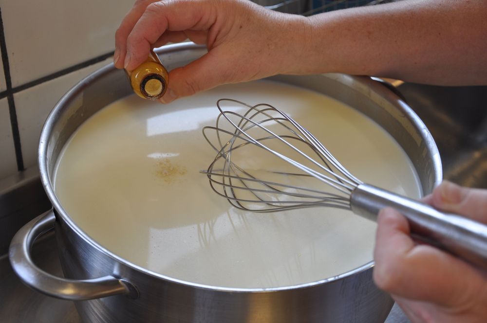 Tillsätt samtidigt vitmögel, rör om igen. Låt stå och en halvtimme.