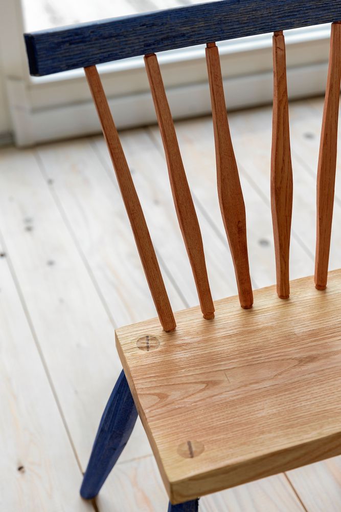 Pinnstolen är gjord på plats i skogen av ett fällt träd, under en enda dag. Skogsstolen, kallar familjen den.