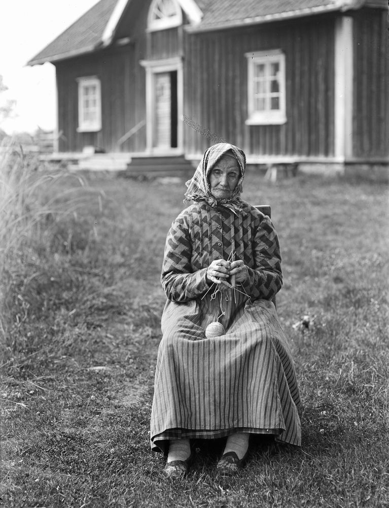 Katarina Bram på gården Grindsbo (ca 1919).