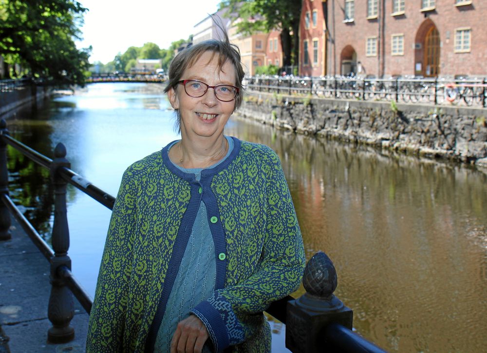 Nina Mohss, 61, led av sin tinnitus men fick bra hjälp. I dag har hon lärt sig att hantera symptomen och kan leva sitt liv som vanligt.