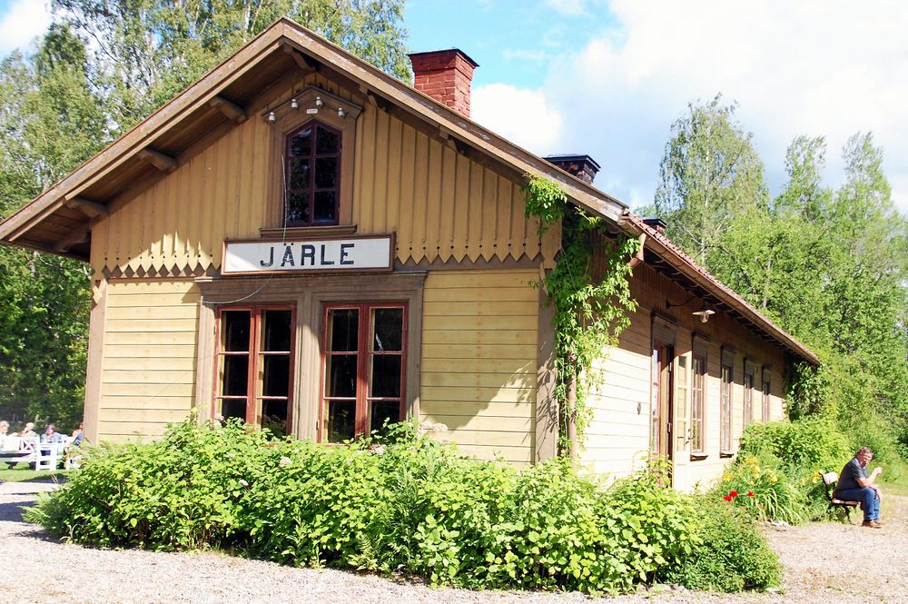 Vackra Järle stationshus i sommarskrud.