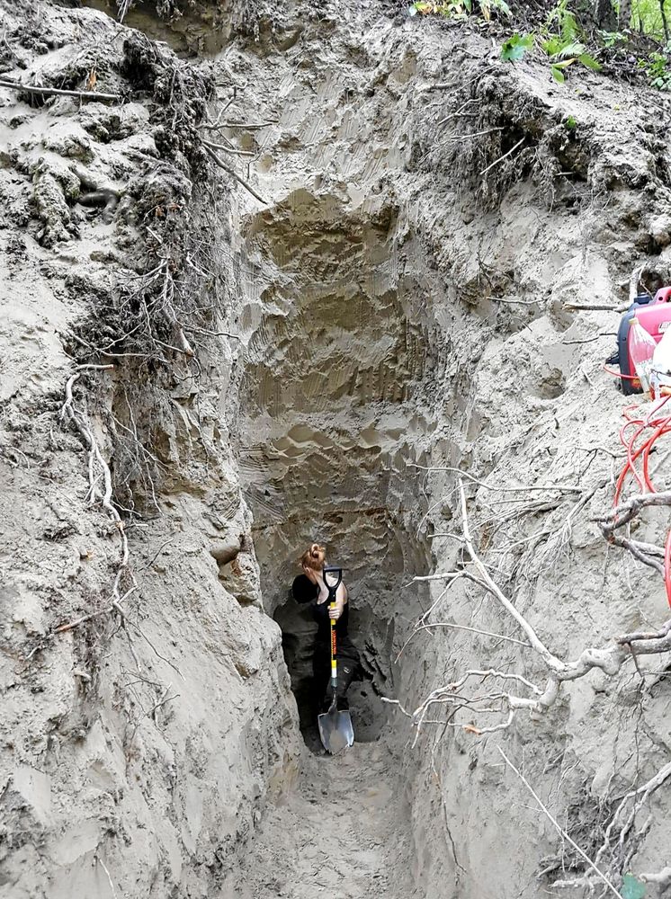 Den sista biten grävde man med grävmaskin – tills Alva tittade ut.