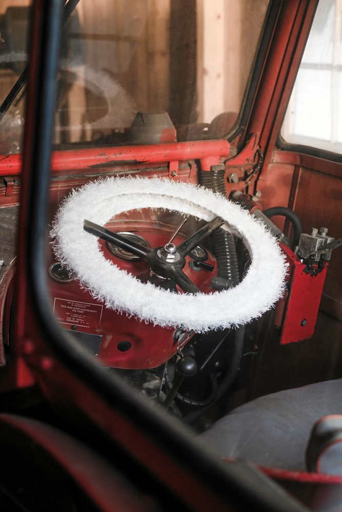 Stickad rattmuff i fluffiga garnet Tindra.