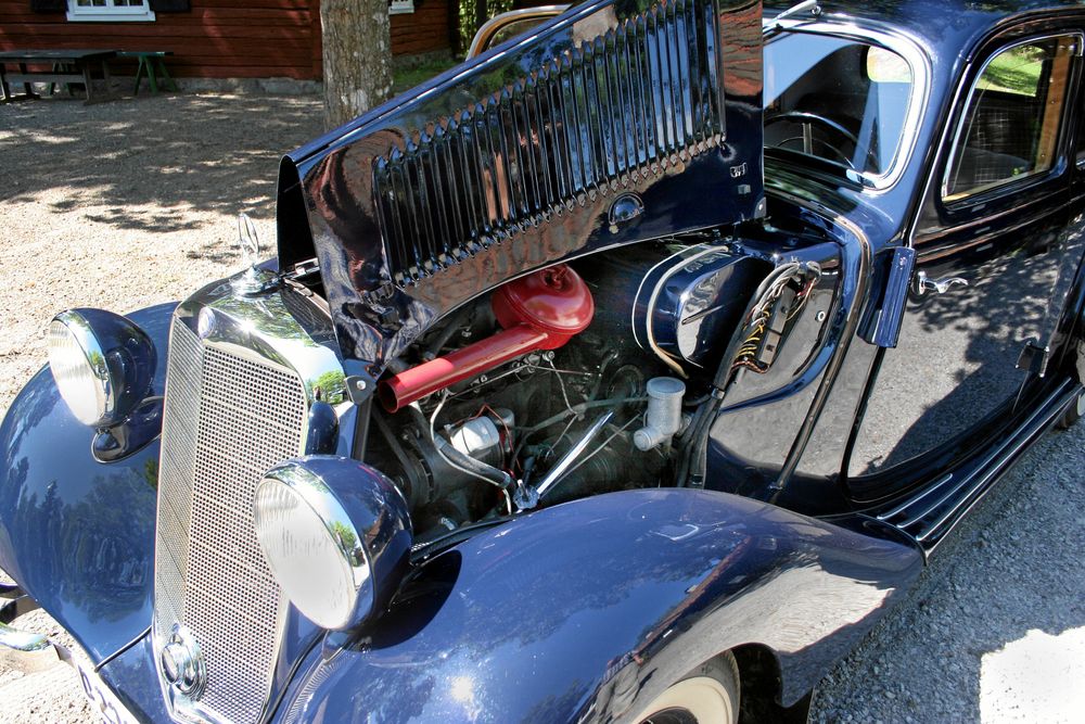 Under huven sitter en förkammardiesel på 40 hästkrafter. Roland har köpt detaljer till sin bil från bland annat Tyskland och Belgien. Det mesta har han dock införskaffat på olika bilmarknader i Mellansverige.