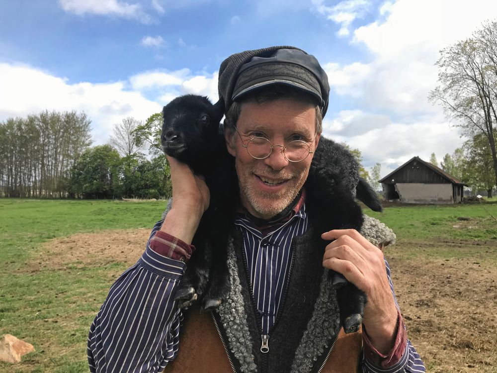 Gustav med ett av de nya gotländska lammen - fåren rymde hela tiden.