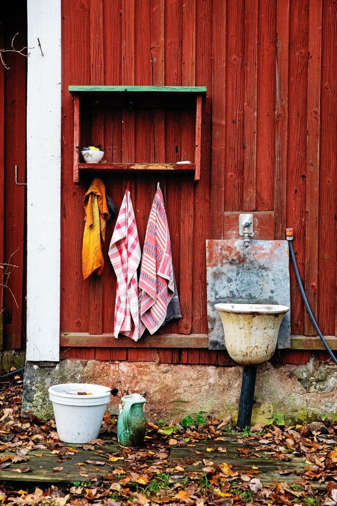 Handtvätt utomhus i anslutning till utedasset.