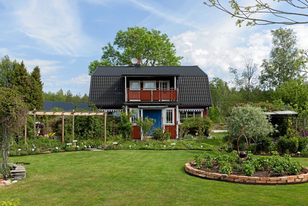 Besökare i Rundqvists trädgård får hjälp på traven bland alla vanliga och ovanliga växter av skyltarna Eva har textat.