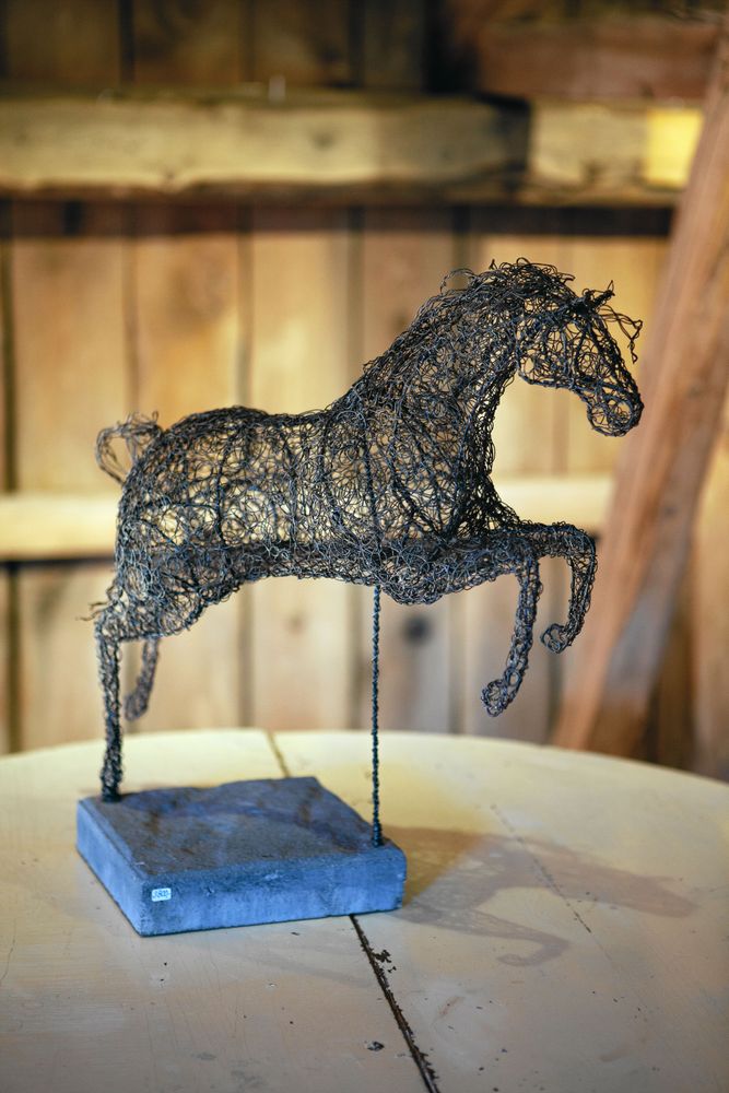 Susannes luftiga skulpturer av ståltråd - här ett kärt motiv, en häst.