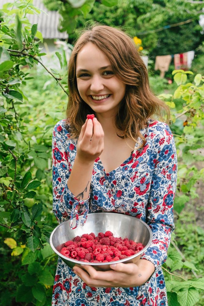 Bärbuskar kräver så lite men ger så mycket. Plantera många så har du egen frukt i frysen hela året.