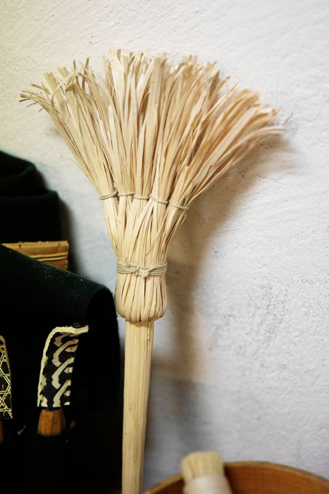 En gren från häggen har blivit en borste. Kristin har dragit fram borst efter borst ur det färska virket.