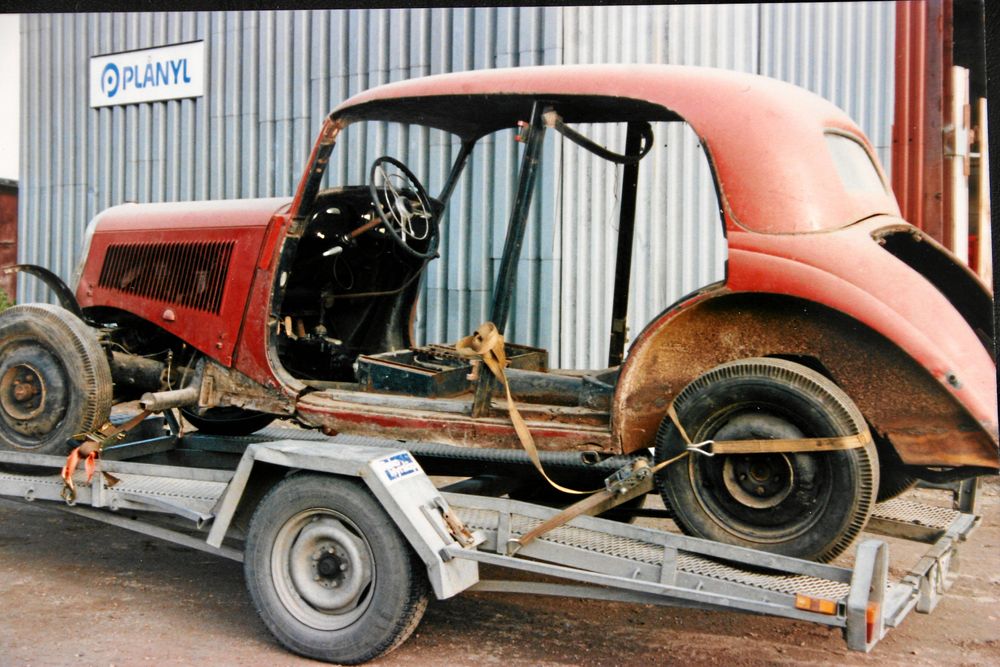 Bara en sann bilkännare som Roland Ivarsson kunde se att detta vara en bil värd att tas om hand, Så här såg den ut 1990.