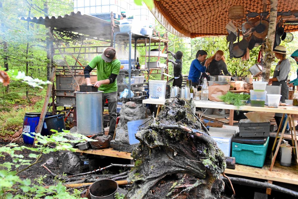 En tank på taket, med vatten från brandstationen i Hyltebruk, förser restaurangen med diskvatten. Och varmvattenberedare av ett gammalt oljefat