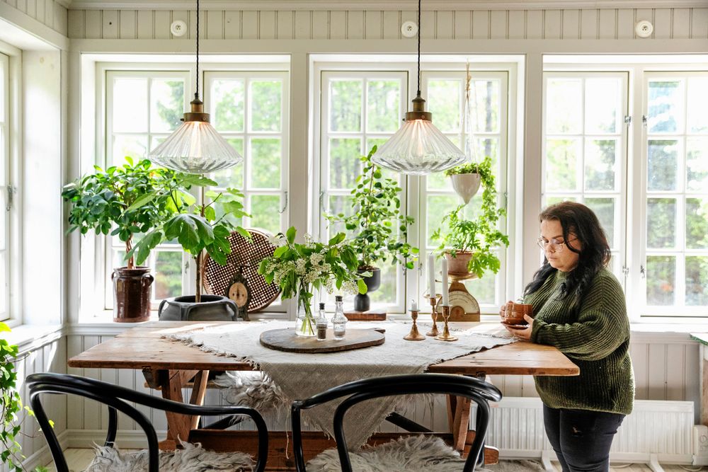 Lamporna som hänger över matsalsbordet får LInnea många frågor om. Till skillnad från bordet, som är från 1700-talet, så är de nya men finns tyvärr inte att köpa längre.