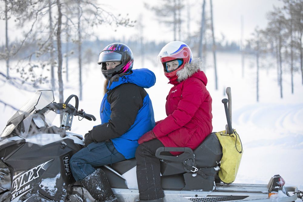 Ulrika och Madeleine får ta skotern över myren för att fylla på mer godis sin lilla självbetjäningsbutik där.