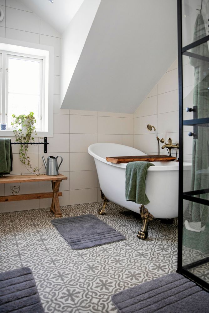 Tack vare utbyggnaden blev badrummet och stort och ljust med egen takkupa.
