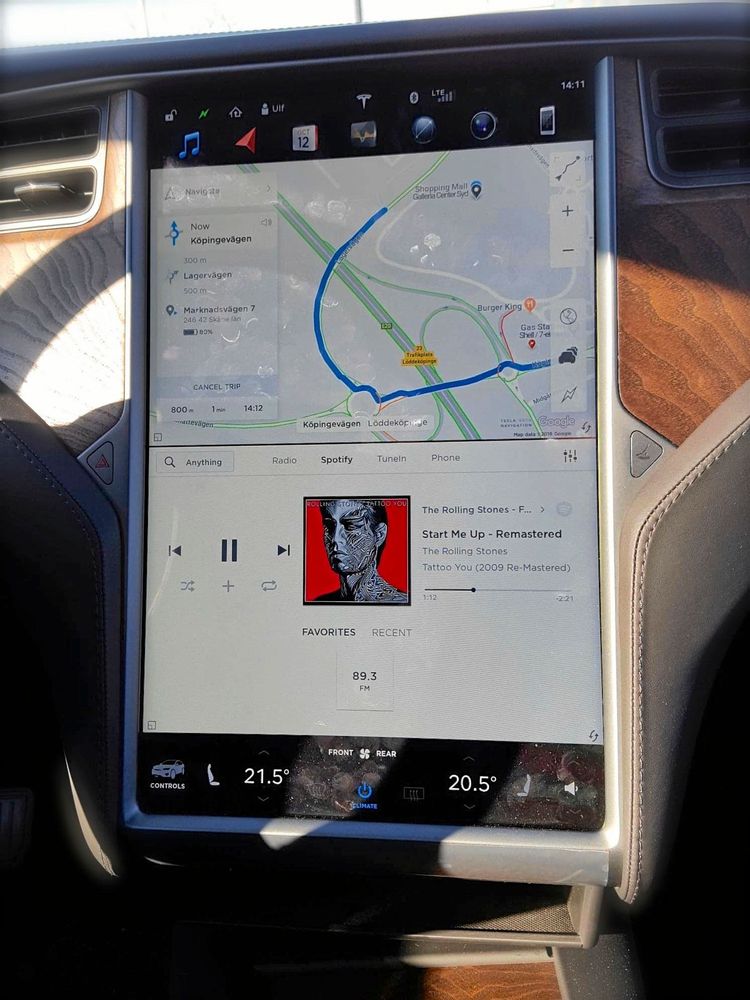 Den stora interaktiva skärmen i Tesla Model X 100D är lätt att förstå för den som använder en smarttelefon dagligen.