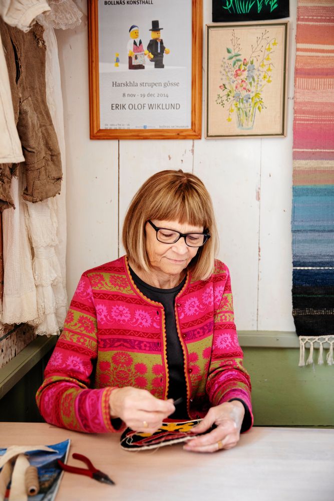 "Det är kul att göra allting själv. Jag vill inte lämna i från mig något som jag inte är nöjd med", säger Mona.