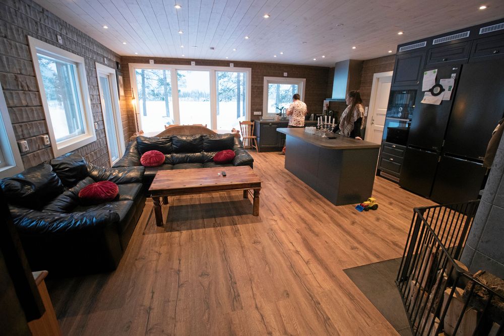 Vardagsrummet är stort och luftigt med rejäla fönster. Här finns plats för både familj och middagsgäster.