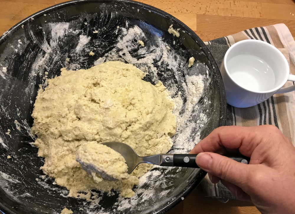 Pyttepaltar i skedformat. Lite kallt vatten bredvid till skeden.