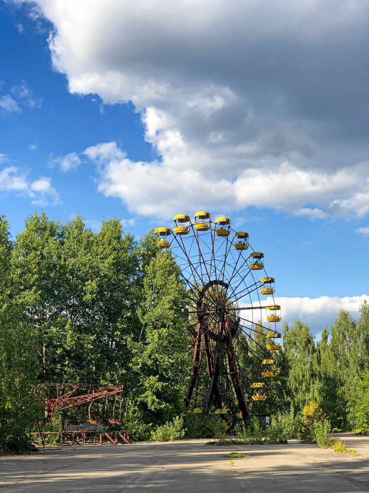 Karusellerna i den nu övergivna staden Pripyats nöjespark står kvar än i dag.