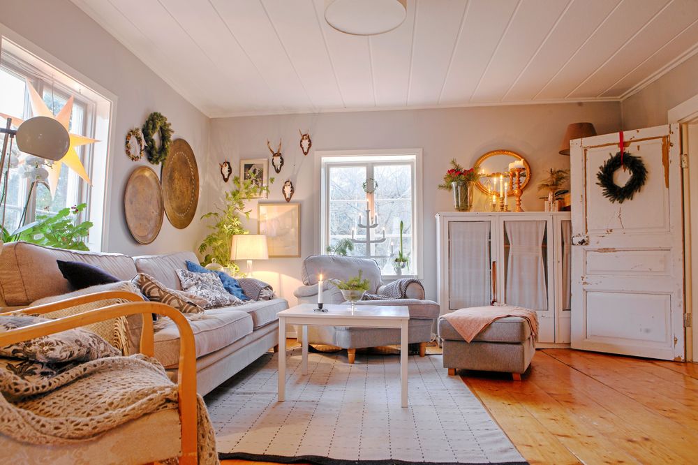 Torpet renoverades varsamt, men originaldetaljer som trägolven och den slitna dörren är kvar.