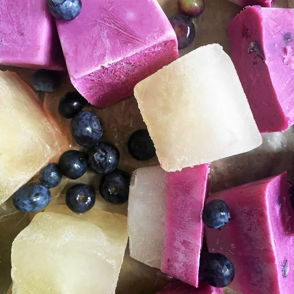 Jo, yoghurt går att frysa i kuber om den ska mixas sen.