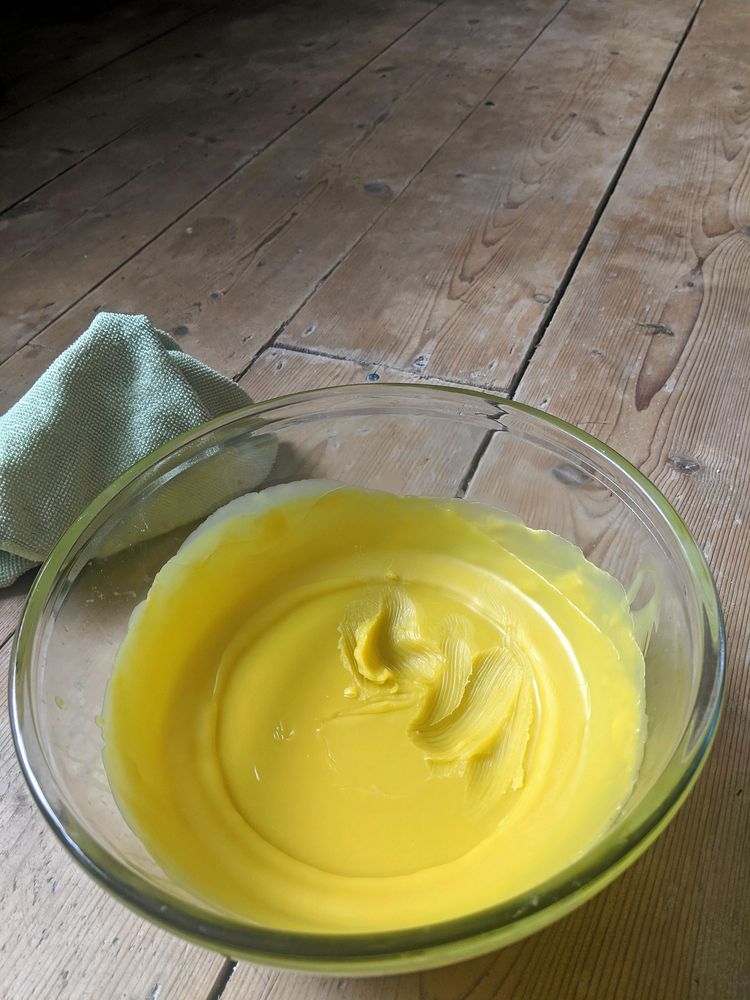 Möbelpolish av bivax skyddar trä naturnära.