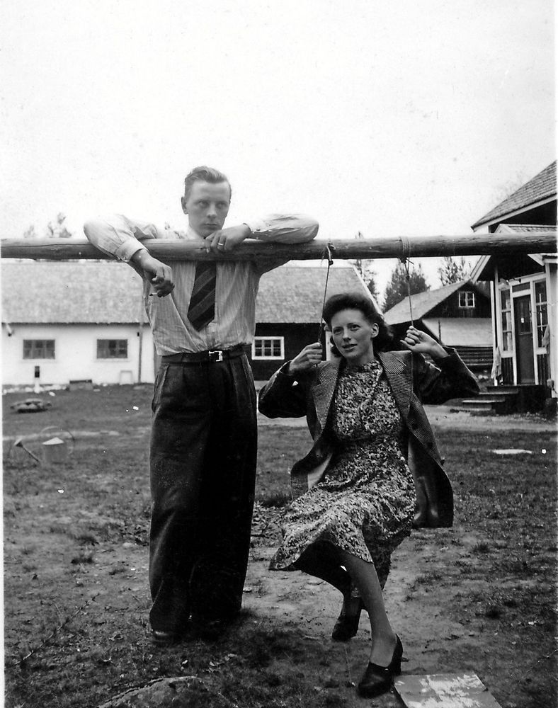 Maria Sundéns farfar Gösta och farmor Sonja som nygifta. Kortet är taget hemma på gården i Forsnäs sommaren 1945.