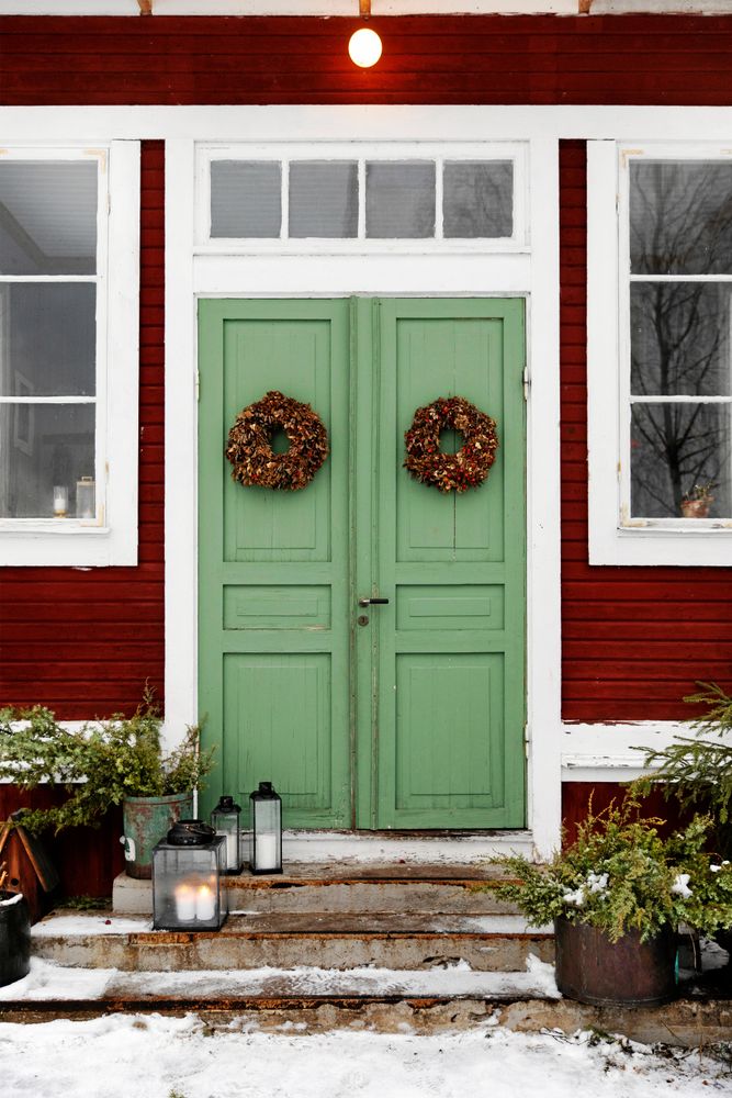 Dörrarna pryds av fina kransar som Stina har bundit själv med grov ståltråd som bas.