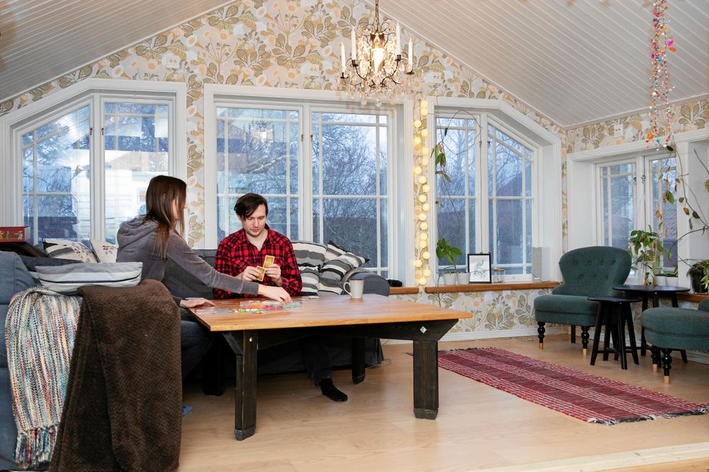 Therese och Anders kopplar och umgås genom att spela brädspel.