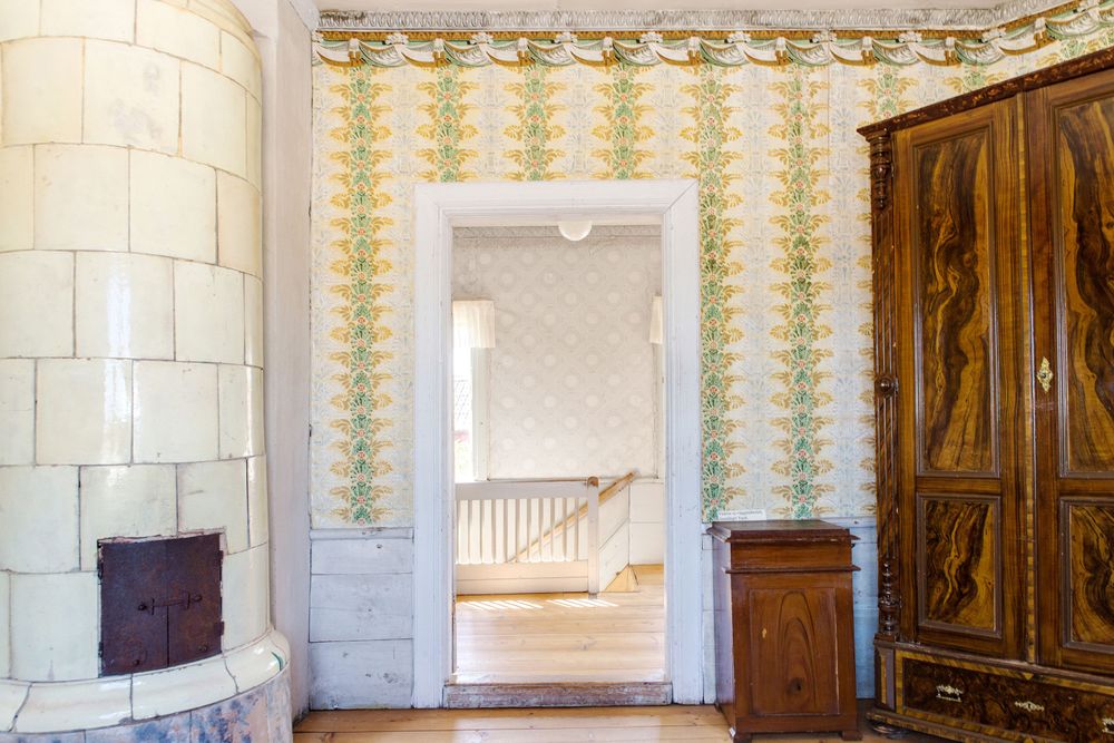 Mellankammaren är också stiligt dekorerad av målaren Jonas Wallström.