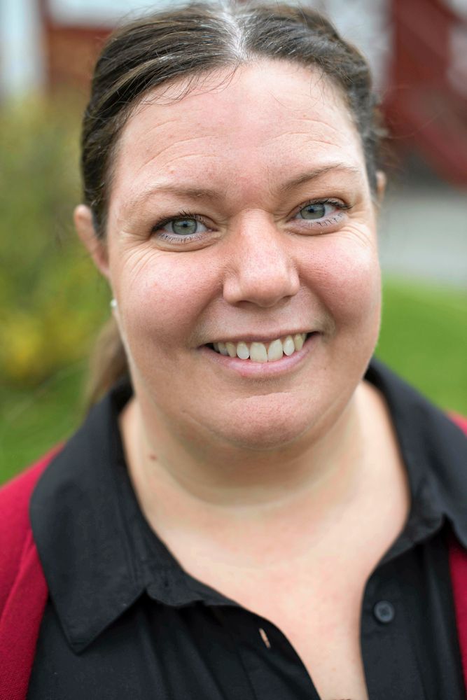 Bodil gillar kontakten med kunderna och kollegerna i matbutiken .