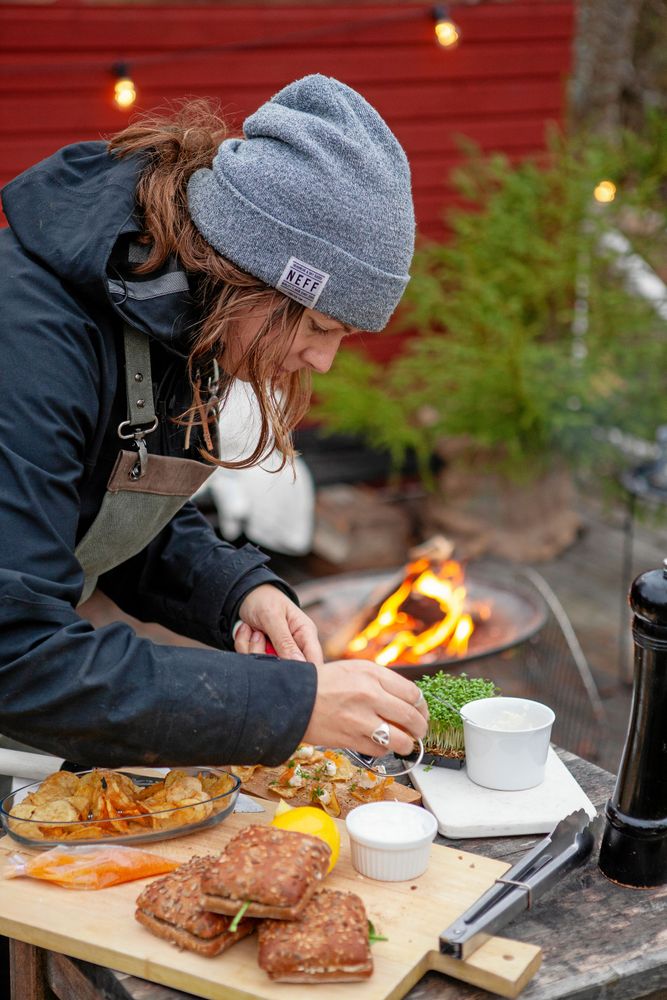 Laga mat utomhus är ett vinternöje för Elisabeth och hel familjen. Vare sig det är i skogen eller på uteplatsen.