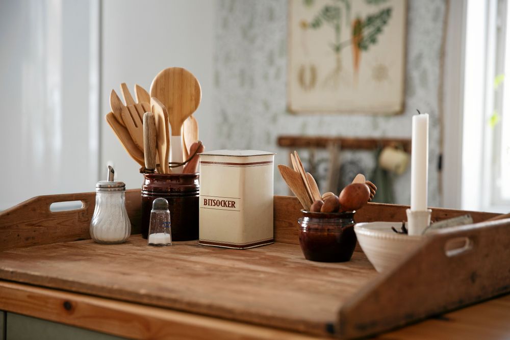 På köksbänken ett gammalt bakbord och en sockerburk från 1960-talet.