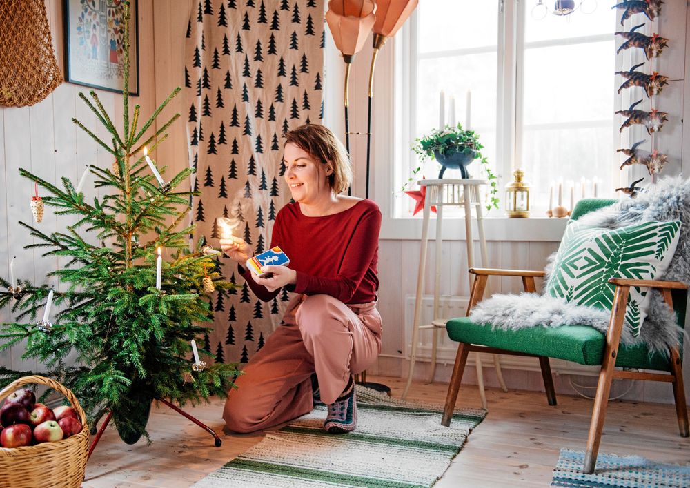 En riktig gran med levande ljus av stearin ger gammeldags julkänsla. Men får inte lämnas utan tillsyn förstås.