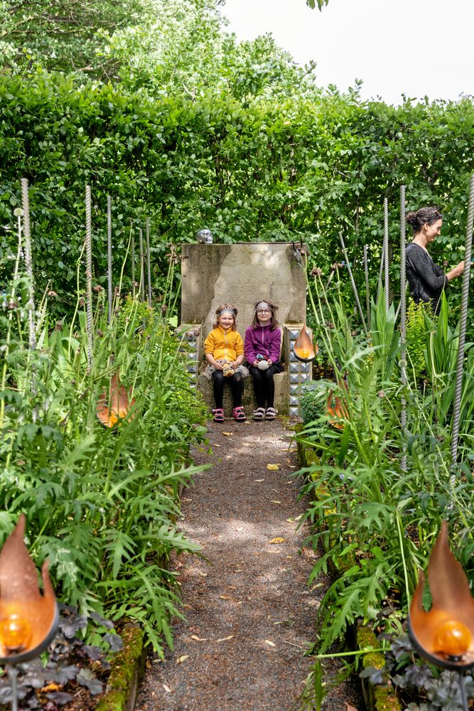 Syskonen Bim och Tintin Brunnsåker gillar hårdrocksträdgården. Men det finns en sak Bim tycker ändå bättre om i trädgården. Alla gångarna man kan springa på!