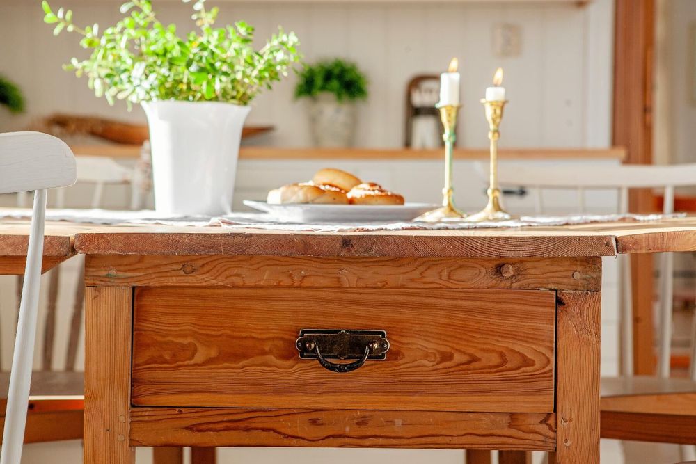 Huset är fullt av spår från tidigare generationer, som detta gamla träbord.