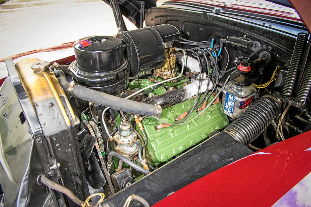 Under motorhuven finns en V8 sidventilsmotor på 150 hk