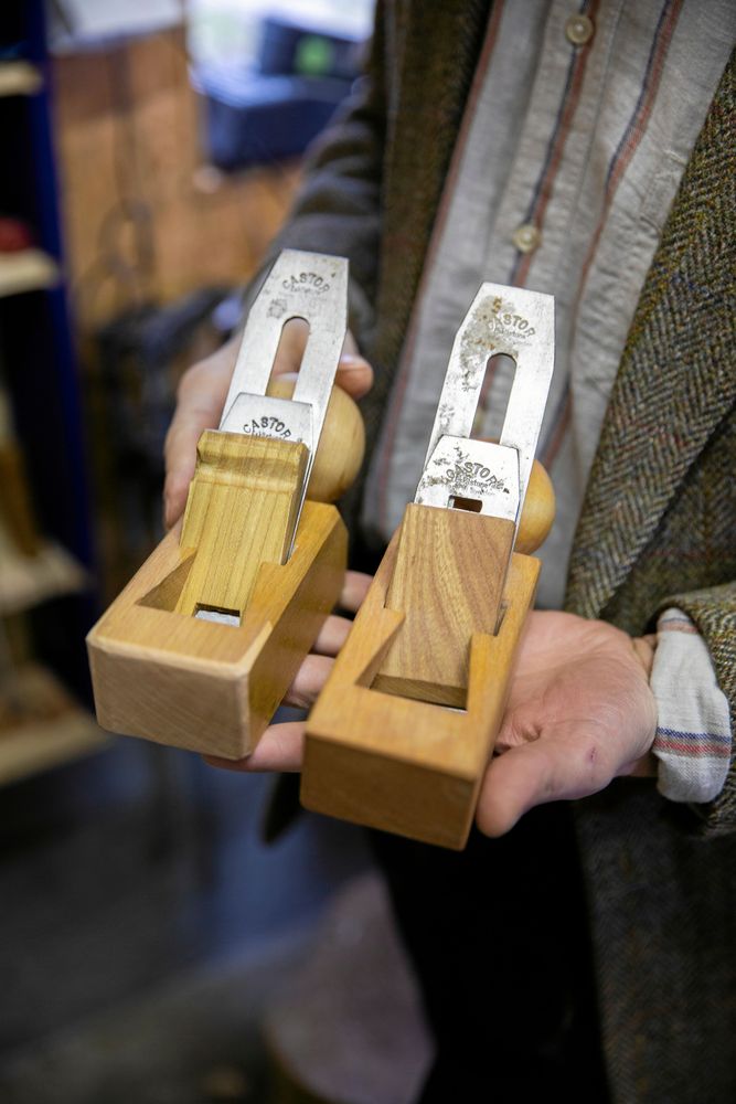 Handfast hantverk enligt gamla traditioner.