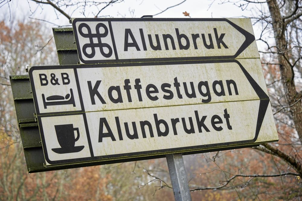 Så här kan lagliga privat vägskyltar se ut, med symboler och även företagsnamnet utsatt.