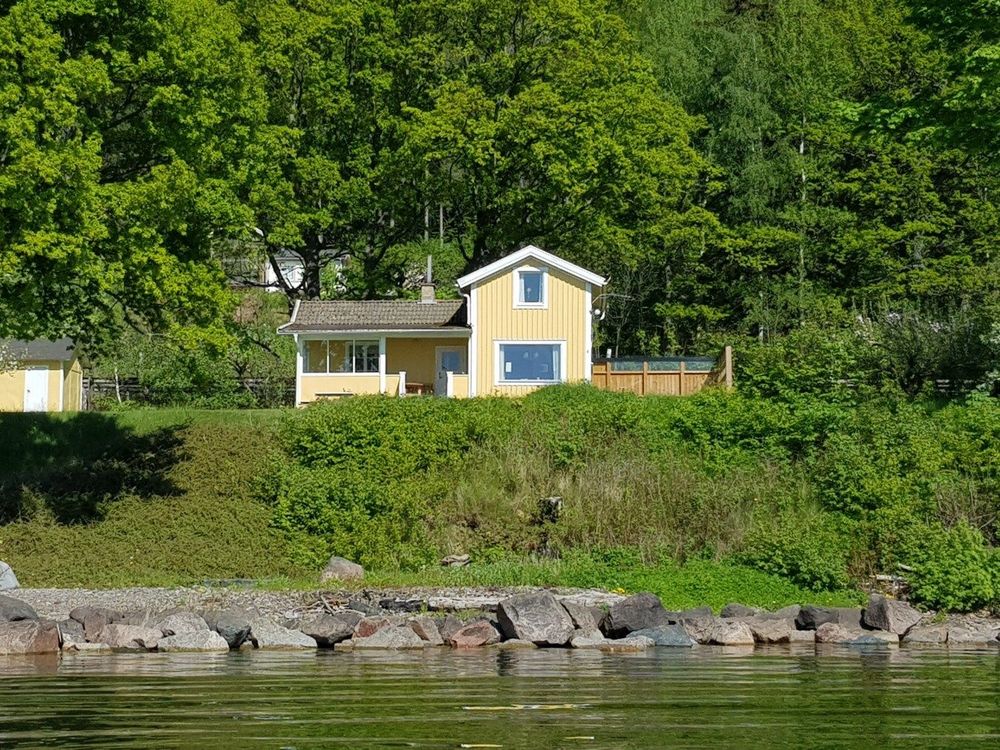 Nedanför Vista Kulle på Vätterns östra sida ligger sommarparadiset.