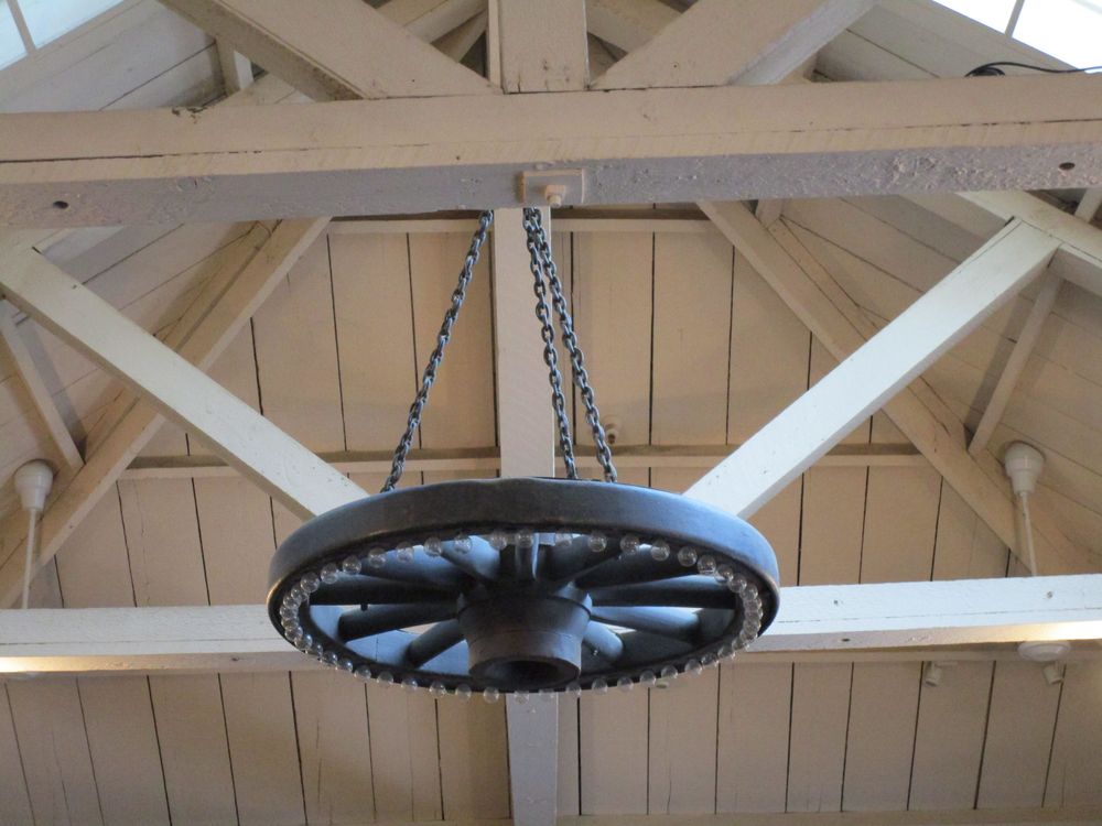 Och har du riktigt tur så kanske du kan få upp ett vagnshjul i taket på ladan och sedan kan du dekorera den med lampor, lyktor eller blommor.