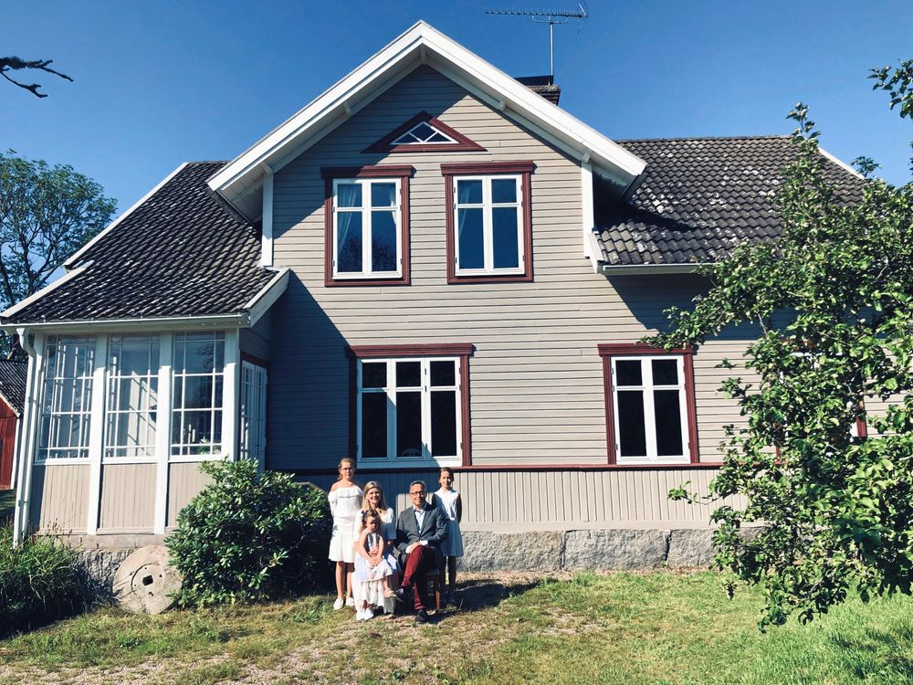 Familjen de Schaetzen Lilliehöök har nu kopierat bilden genom att ställa upp sig på samma vis framför huset.