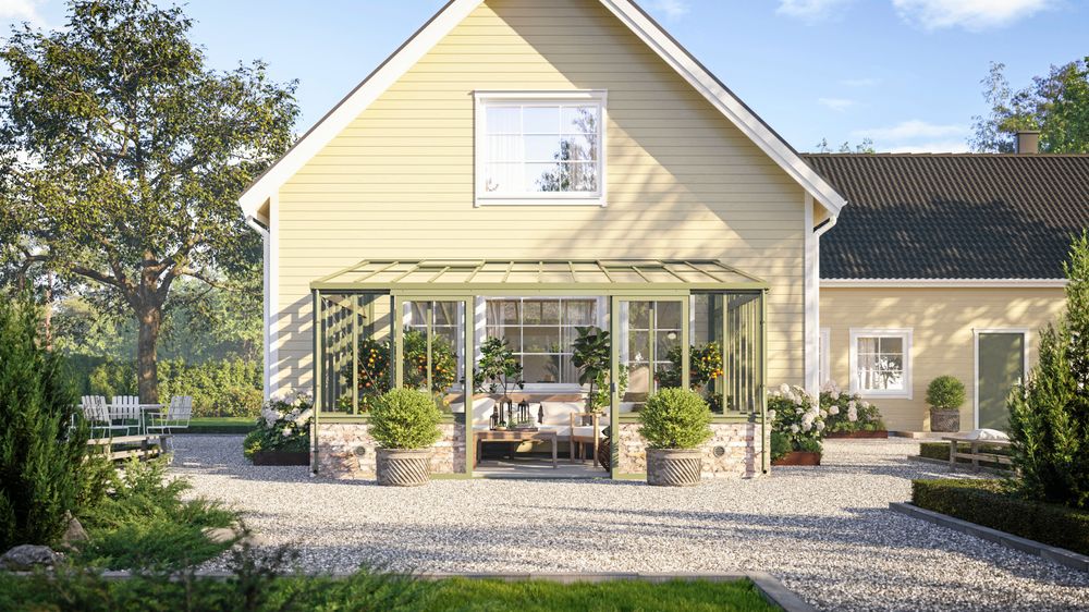 Green Room Lean To Elegants smala rutor och milda färger passar det lite äldre huset.