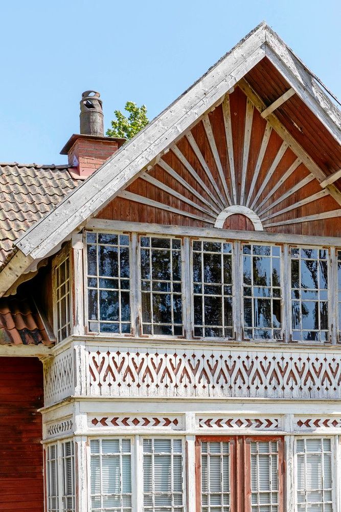 Den välsnickrade framsidan har stor potential att bli ett välkomnande konstverk.