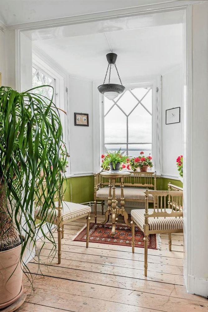 Burspråk och fönster vittnar om en bevarad snickarglädje.