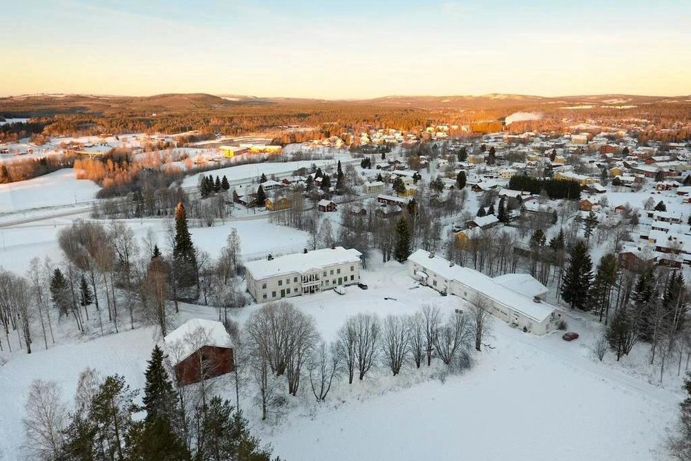 På gården finns även logen från 1844 och flygelbyggnaden från 1862. Båda har restaurerats med bidrag från Länsstyrelsen.