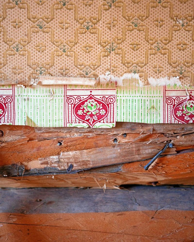 Släkthistorien sitter i väggarna, bland annat i form av lager på lager av tapeter.